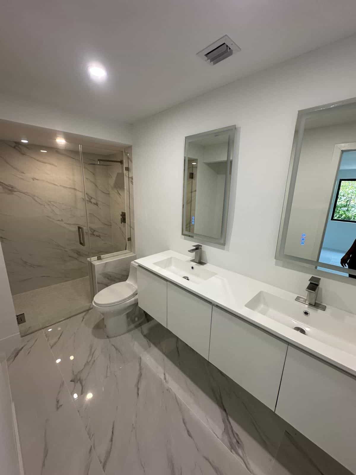 Before and after of a Bathroom remodeling by a plumber in Coral Gables
